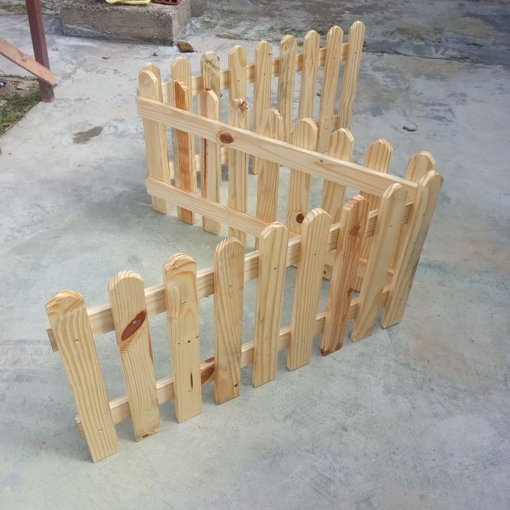 نرده چوبی دور باغچه ای