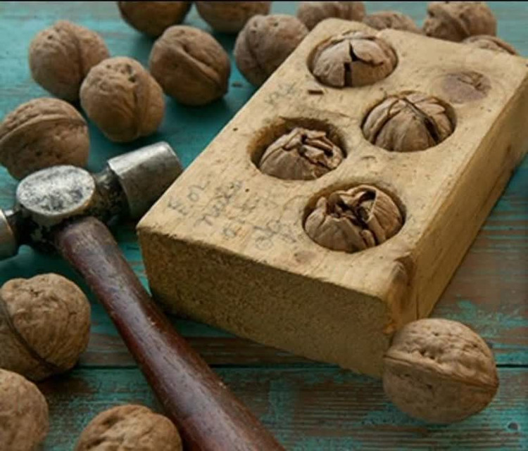 گردو شکن چوبی ضربه ای